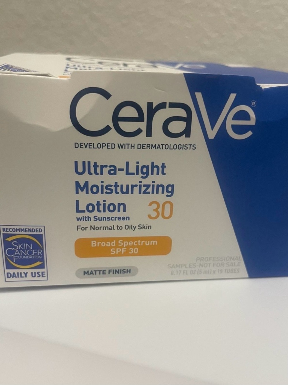 CeraVe Ultra-Light Moisturizing Lotion SPF 30 — White/Blue/Orange